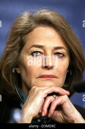 Britische Schauspielerin Charlotte Rampling sucht neugierig im Rahmen einer Pressekonferenz der 56. Berlinale Filmfestival in Berlin, Deutschland, Donnerstag, 9. Februar 2006. Rampling leitet das Festival Award-Jury. Das Festival offizielle Eröffnungsfeier findet Donnerstag Abend mit dem Screening von "Snow Cake". Das Festival läuft noch bis 19. Februar 2006. Das festival Stockfoto