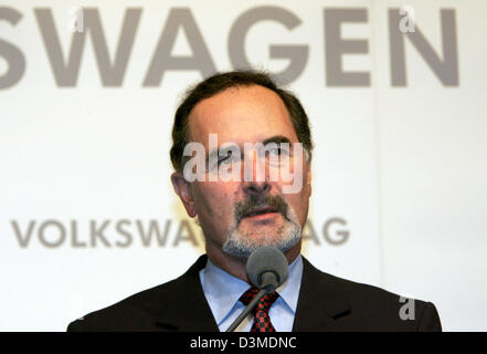 Bernd Pischetsrieder, Vorsitzender des Automobilherstellers Volkswagen, Kommentare über die VW Umstrukturierung plant nach einer Sitzung des Exekutivkomitees der VW Aufsichtsrat in Wolfsburg, Deutschland, Freitag, 10. Februar 2006. VW gelungen, ihre Geschäftsergebnisse im vergangenen Jahr dank der implementierten Wirtschaft "ForMotion" deutlich zu verbessern. Foto: Rainer Jensen Stockfoto