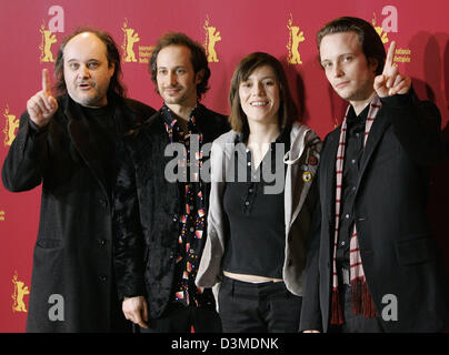 (L-R) Schauspieler Paulus Manker, Michael Ostrowski, Pia Hierzegger und August Diehl Pose zusammen bei einem Fototermin für ihr neues "Slumming" bei den 56. Internationalen Filmfestspielen in Berlin, Freitag, 10. Februar 2006 film. Der Film, unter der Regie von österreichischen Regisseur Michael Glawogger, läuft im Wettbewerb des Festivals. Foto: Miguel Villagran Stockfoto