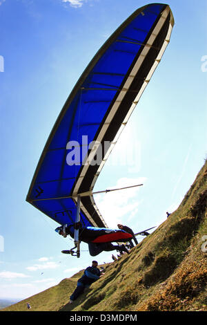 Hang Glider pilot starten über die Malvern Hills in Worcestershire UK Stockfoto