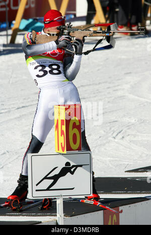 Deutscher Biathlet Michael Greis schießt mit seinem Gewehr am Schießstand in der Herren Biathlon Hitze über 20 Kilmometres auf dem Olympischen Biathlon-Kurs in San Sicario in der Nähe von Turin, Italien, Samstag, 11. Februar 2006. Greis gewann die erste Goldmedaille für das deutsche Olympia-Mannschaft bei den XX. Olympischen Winterspiele. Foto: Martin Schutt Stockfoto