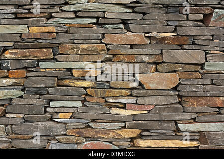 neu gebaute Trockenmauer Architekturmerkmal Wand auf große Gebäude gut für Hintergründe oder Tapete Stockfoto