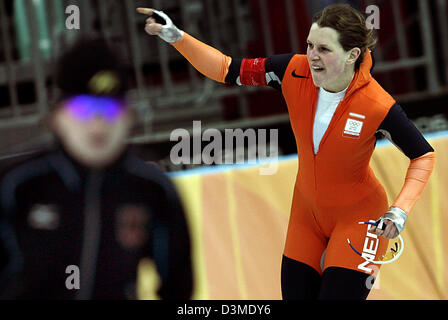 Niederländische Eisschnellläuferin Jubel Ireen Wuest nach ihrem Sieg im Wettbewerb der Frauen 3000m der XX Olympischen in Turin, Italien, Sonntag, 12. Februar 2006. Wuest siegte vor ihre Teamkollegin Renate Groenewold und kanadischen Cindy Klassen. Foto: Frank Mai Stockfoto