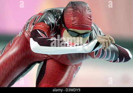 Kanadische Eisschnellläuferin Cindy Klassen gleitet über das Eis während der Frauen 3000m-Wettbewerb der XX Olympischen in Turin, Italien, Sonntag, 12. Februar 2006. Niederländische Eisschnellläuferin Ireen Wuest siegte vor ihre Teamkollegin Renate Groenewold und kanadischen Cindy Klassen. Foto: Frank Mai Stockfoto
