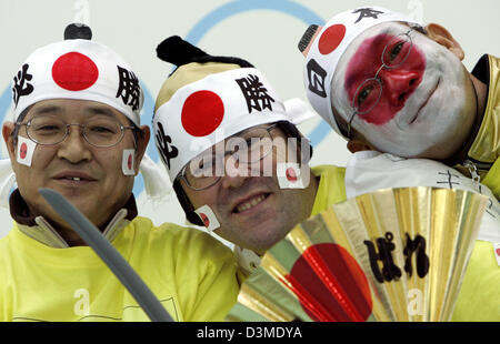 Fans aus Japan folgen die Frauen 3000m Eisschnelllauf Wettbewerb im XX Winter Olympic in Turin, Italien, Sonntag, 12. Februar 2006. Niederländische Eisschnellläuferin Ireen Wuest siegte vor ihre Teamkollegin Renate Groenewold und kanadischen Cindy Klassen. Foto: Frank Mai Stockfoto
