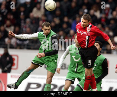 Frankfurter Aleksandar Vasoski (R) und Hannovers Dariusz Zuraw Kampf um den Ball in der Bundesliga-Fußball-Spiel zwischen Eintracht Frankfurt und Hannover 96 in der Commerzbank Arena in Frankfurt am Main, Deutschland, Samstag, 11. Februar 2006. Am Ende verlor Frankfurt das Heimspiel 0: 1. Foto: Frank Rumpenhorst Stockfoto