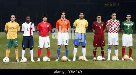 Fußballspieler (L-R) Marco Bresciano (Australien), Damarcus Beasley (USA), JS-Park (Südkorea), Ruud van Nistelrooy (Niederlande), Adriano (Brasilien), Luis Figo (Portugal), Dado Prso (Kroatien) und Jared Borgetti (Mexiko) stehen im Olmympic Stadion in Berlin, Deutschland, 13. Februar 2006. Nike präsentiert die Trikots seiner acht Teams mit jeweils die beliebtesten Spieler. Foto: Bernd Stockfoto
