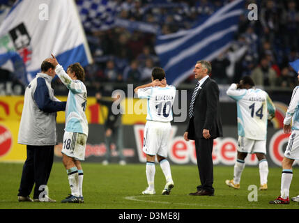 FC Schalke 04-Cheftrainer Mirko Slomka (4. von L) und Spieler Rafinha (2. v. L), Lincoln (3. v. L) und Gerald Asamoah (R) feiern ihren Sieg über Espanyol Barcelona nach der UEFA-Cup-Krawatte in die Veltins Arena in Gelsenkirchen, Deutschland, Mittwochabend 15. Februar 2006. Foto: Achim Scheidemann Stockfoto