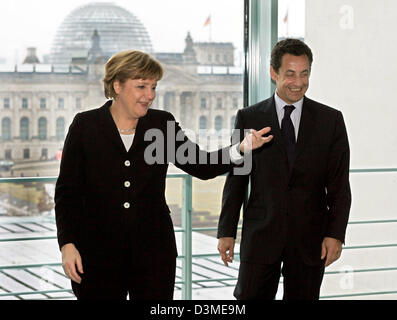 Deutsche Bundeskanzlerin Angela Merkel (L) begrüßt französische Innenminister Nicolas Sarkozy vor dem Hintergrund des Reichstages für private Gespräche am Kanzleramt, Berlin, Donnerstag, 16. Februar 2006.  Foto: Roberto Pfeil Stockfoto