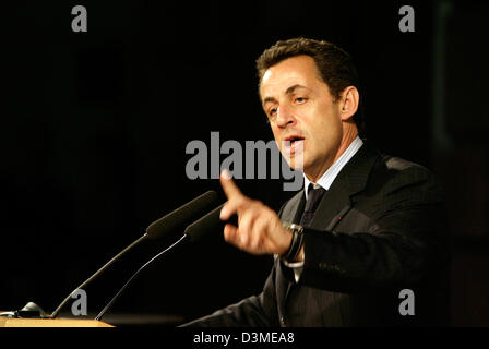 Französische Innenminister Nicolas Sarkozy hält eine Rede über den Stand des europäischen Projekts in Berlin, Donnerstag, 16. Februar 2006. Die Konrad-Adenauer-Stiftung und der deutschen Gesellschaft für auswärtige Politik eingeladen, Sarkozy, die Rede zu halten. Foto: Steffen Kugler Stockfoto