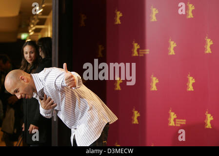 US-amerikanischer Schauspieler Vin Diesel Bögen bei einem Fototermin bei den 56. Internationalen Filmfestspielen in Berlin, Freitag, 17. Februar 2006. Sein Film "Finden Sie meine schuldig" läuft im Wettbewerb bei den diesjährigen Filmfestspielen. Foto: Miguel Villagran Stockfoto