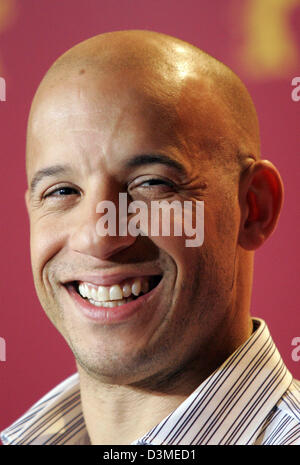 US-amerikanischer Schauspieler Vin Diesel lächelt während einem Fototermin bei den 56. Internationalen Filmfestspielen in Berlin, Freitag, 17. Februar 2006. Sein Film "Finden Sie meine schuldig" läuft im Wettbewerb bei den diesjährigen Filmfestspielen. Foto: Miguel Villagran Stockfoto