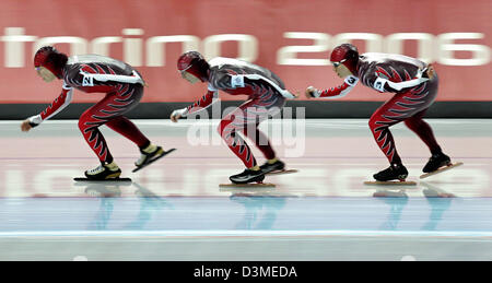 Die kanadische Eisschnelllauf-Team mit (L-R) Clara Hughes, Kristina Groves und Cindy Klassen im Bild während der Speed Skating Damen Mannschaftsverfolgung Halbfinale in der Olympic Speed-Skating Rink Lingotto, Italien, 16. Februar 2006. Der Kanadier stand nach Japan und Deutschland im Finale stehen werden. Foto: Frank Mai Stockfoto