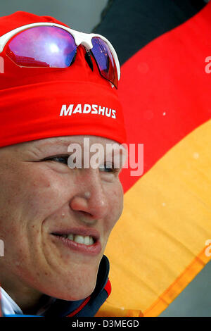 (Dpa) - deutsche Biathletin Kati Wilhelm Lächeln nach 10km Verfolgung der Frauen auf der Olympiabahn in San Sicario, Italien, Samstag, 18. Februar 2006 Rennen. Wilhelm gewann die Goldmedaille. Foto: Bernd Thissen Stockfoto