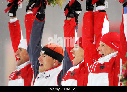 Deutsche Langläufer (v.l.) Andreas Schluetter, Jens Filbrich, Rene Sommerfeldt und Tobias Angerer ihre Arme heben und nach Einnahme Silber im der 4 x 10-Kilometer-Langlauf Ski-Event bei den Olympischen Winterspielen Turin in Pragelato Plan in der Nähe von Turin, Italien, Sonntag, 19. Februar 2006 Relais zu feiern. Italien gewann Gold und Schweden nahm Bronze. Foto: Bernd Thissen Stockfoto