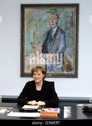 Bundeskanzlerin Angela Merkel der Christdemokraten (CDU) sitzt hat ihren Schreibtisch vor ein Gemälde, ehemalige deutsche Bundeskanzler Konrad Adenauer (1876-1967) in der Kanzlei in Berlin, Dienstag, 21. Februar 2006. Das Bild von Österreich geborene Künstler Oskar Kokoschka (1886-1980), der eine Valume der Bestände von Kunstwerken aus dem Bundestag Parlament gehörte, war Stockfoto
