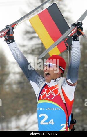 Schlussläufer Michael Greis jubelt im Ziel der Olympischen Biathlon-Strecke nach der Herren 4x7.5 km Staffel in San Sicario, Italien Dienstag, 21. Februar 2006. Die deutsche Mannschaft behauptet Gold. Die XX. Olympischen Winterspiele statt von 10 bis 26 Februar in Turin, Italien. Foto: Bernd Thissen Stockfoto