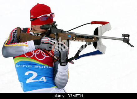 Deutscher Biathlet Michael Greis bei den Dreharbeiten während der Herren 4x7.5 km Staffel auf der Olympischen Biathlon-Strecke in San Sicario, Italien Dienstag, 21. Februar 2006 abgebildet. Die deutsche Mannschaft behauptet Gold in den Männern 4x7.5 km Staffelwettkampf, XX Olympic Winter Games Turin. Foto: Martin Schutt Stockfoto