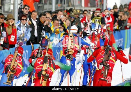 Das Bild zeigt, dass die Start-Läufer von den Herren 4x7.5 km Staffel auf Olympischen Biathlon in San Sicario, Italien, Dienstag, 21. Februar 2006 verfolgen. Die deutsche Mannschaft behauptet Gold vor Russland und Frankreich. Die XX. Olympischen Winterspiele in Turin statt, von 10 bis 26 Februar. Foto: Arne Dedert Stockfoto