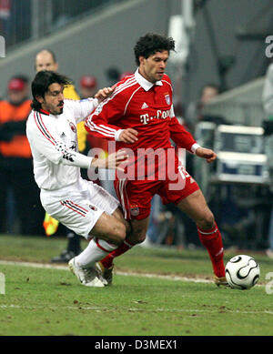 FC Bayern Michael Ballack kämpft mit Milanss Gennaro Gattuso (L) für den Ball während der UEFA Champions League Runde zweiter ersten Bein binden an die Allianz Arena in München, Deutschland, Dienstag, 21. Februar 2006. Nach Ballack eröffnet war das Punktesystem es eine Strafe von Shevchenko, die ein Unentschieden für Mailand geborgen. Das Rückspiel wird am 08 März in Mailand gespielt. Foto: Bernd W Stockfoto