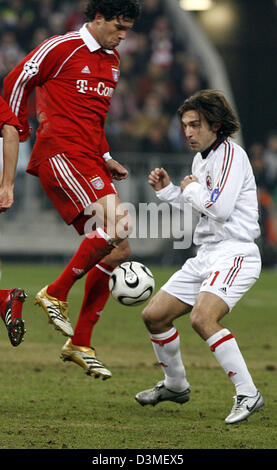 FC Bayern Michael Ballack kämpft mit Milanss Andrea Pirlo (L) für den Ball während der UEFA Champions League Runde zweiter ersten Bein binden an die Allianz Arena in München, Deutschland, Dienstag, 21. Februar 2006. Nach Ballack eröffnet war das Punktesystem es eine Strafe von Shevchenko, die ein Unentschieden für Mailand geborgen. Das Rückspiel wird am 08 März in Mailand gespielt. Foto: Bernd Weis Stockfoto