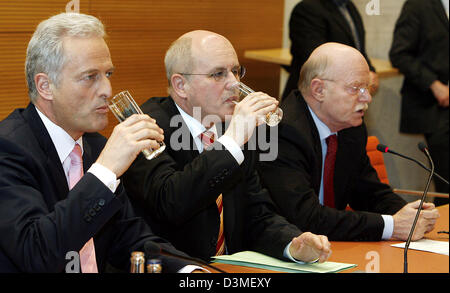 CSU-Zustandleiter Peter Ramsauer und CDU-Fraktion-Vorsitzender Volker Kauder trinken Wasser, während die SPD-Fraktion-Vorsitzende Peter Struck (L-R) macht eine Aussage während einer Pressekonferenz in Berlin, Deutschland, Mittwoch, 22. Februar 2006. Die Fraktionen der regierenden Koalition angekündigt, während der Pressekonferenz die Ergebnisse der ersten 100 Tage im Amt. Foto: Bernd Settnik Stockfoto