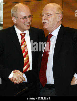 CDU Fraktion Vorsitzender Volker Kauder und SPD Fraktion Vorsitzender Peter Struck (L-R) Hände schütteln nach einer Pressekonferenz in Berlin, Deutschland, Mittwoch, 22. Februar 2006. Die Fraktionen der regierenden Koalition angekündigt, während der Pressekonferenz die Ergebnisse der ersten 100 Tage im Amt. Foto: Bernd Settnik Stockfoto