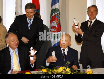 Der Berliner Bürgermeister Klaus Wowereit EZB (2. v. L) stellt eine so genannte "buddy Bär" für die Fußball-WM 2006 seinen europäischen Amtskollegen (L) Ken Livingstone aus London, Yuri Lushkov aus Moskau und Bertrand Delanoë aus Paris, das "Rote Rathaus" (Rotes Rathaus) in Berlin, Mittwoch, 22. Februar 2006.  Ihre Tagung befasste sich mit dem Klimawandel, Umweltschutz Stockfoto