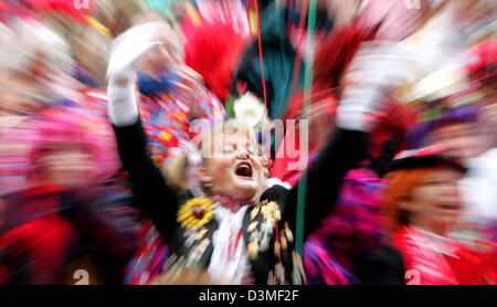 Jolly "Dirnen" gekleidet in Kostümen feiern in Köln, Deutschland, Donnerstag, 23. Februar 2006. Karneval des Frauentages kündigt Beginn der Straße Carnaval für mehr als zehn Tausende von Karneval-Enthusiasten in der Rhein-Region. Die so genannte Wiever und Moehnen haben die Gildenhallen der Carnval Hochburgen Düsseldorf, Bonn, Aachen und Köln auf genau 11.11 getroffen. Stockfoto