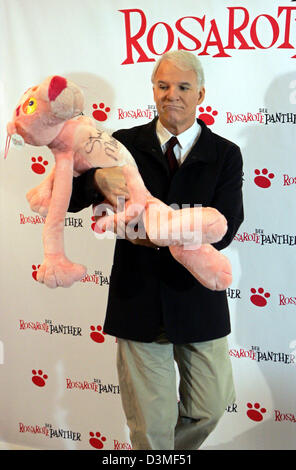US-Schauspieler Steve Martin posiert mit ein rosa Panther Plüschtier bei einem Fototermin für seinen neuen Film "The Pink Panther" in Berlin, Freitag, 24. Februar 2006. Der Film erscheint in Deutschland am 9. März 2006. Foto: Jens Kalaene Stockfoto