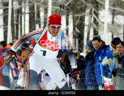 Deutscher Biathlet Michael Greis ist während der 15 km Massensprint bei den Olympischen Winterspielen in San Sicario, Italien, Samstag, 25. Februar 2006 abgebildet. Greis nahm gold in die 15 km Massensprint Konkurrenz bei den XX. Olympischen Winterspielen in Turin. Foto: Bernd Thissen Stockfoto