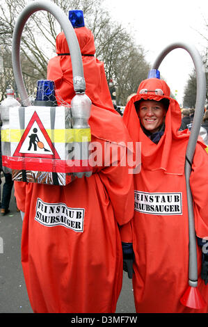 (Dpa) - eine Gruppe verkleidet als Staubsauger für Feinstaub beteiligt sich an den Karneval in Düsseldorf, 26. Februar 2006. Die rheinischen Karneval erreichen ihren Höhepunkt mit der Parade am Montag vor der Fastenzeit am 27. Februar 2006. Foto: Martin Gerten Stockfoto