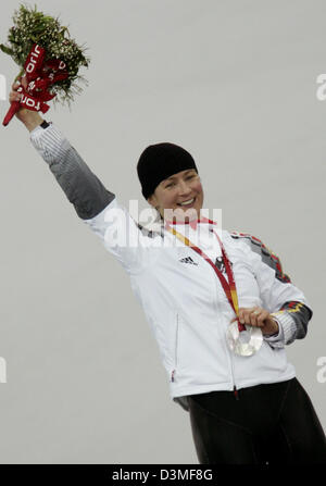 (Dpa) - deutsche Eisschnellläuferin Claudia Pechstein mit ihrer Silbermedaille bei der Eisschnelllauf-Eisbahn in Turin, Italien, 25. Februar 2006 fotografiert. Foto: Frank Mai Stockfoto