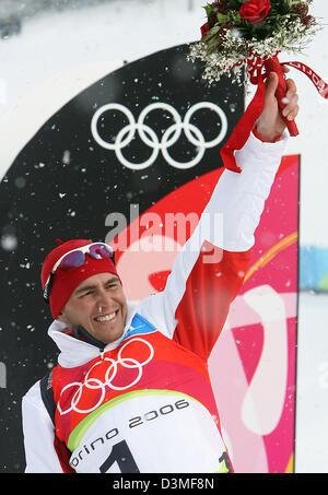 (Dpa) - deutscher Biathlet Michael Greis Wellen auf das Publikum nach dem 15km Massenstart-Rennen in den Zielbereich der Biathlon-in San Sicario, Italien, 25. Februar 2006 Strecke. Gleis gewann die Goldmedaille im Massenstart bei den Olympischen Winterspielen 2006. Foto: Martin Schutt Stockfoto