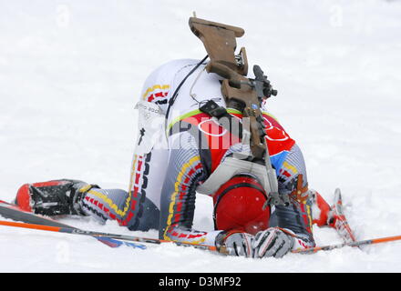 (Dpa) - deutscher Biathlet Michael Greis erschöpft im Zielgelände nach liegt 15km Massenstart Rennen an der Biathlon-Strecke in San Sicario, Italien, 25. Februar 2006. Greis gewann die Goldmedaille im Massenstart der Olympischen Winterspiele in Turin. Foto: Arne Dedert Stockfoto