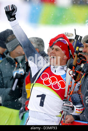 (Dpa) - deutscher Biathlet Michael Greis jubelt nach der 15km Massenstart bei der Biathlon Rennstrecke in San Sicario, Italien, 25. Februar 2006. Greis gewann die Goldmedaille im Massenstart der Olympischen Winterspiele in Turin. Foto: Arne Dedert Stockfoto