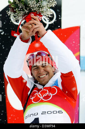 (Dpa) - deutscher Biathlet Michael Greis Wellen gegenüber dem Publikum während der Siegerehrung nach dem 15km Massenstart-Rennen in der Biathlon-in San Sicario, Italien, 25. Februar 2006 Strecke. Greis gewann die Goldmedaille im Massenstart der Olympischen Winterspiele in Turin. Foto: Martin Schutt Stockfoto