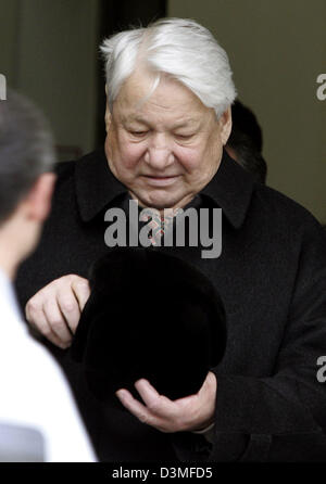 Der ehemalige russische Präsident Boris Yeltsin hinterlässt nach seinem Besuch in der Virchow-Krankenhaus-Center in Berlin, Dienstag, 28. Februar 2006. Jelzin wurde eine langfristige Nachuntersuchung des German Heart Institute nach seiner mehrere Bypass-Operation im Jahr 1996. Foto: Miguel Villagran Stockfoto