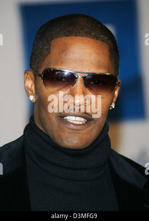 US amerikanische Schauspieler Jamie Foxx lächelt, während die "Allgemeine Motoren jährlich zehn Celebrity Fashion Show" in Los Angeles, USA, Dienstag, 28. Februar 2006. Foto: Hubert Boesl Stockfoto