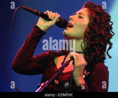 Britische Pop-Sängerin führt in der Liederhalle Concert Hall in Stuttgart, Deutschland, späten Donnerstag, 2. März 2006. Es war die erste live-Act der Tournee in Deutschland, ihr aktuelles Album "Stück für Stück" zu fördern. Die junge Künstlerin wird ein zweites Mal an der Liederhalle am Freitag, 3. März 2006 auftreten. Nach Melua erhielt den Echo Music Award 2005 in der Kategorie bester Newcomer, 200 Stockfoto