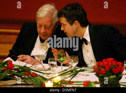 Dänemarks Crown Prince Frederik (R) sitzt neben Fomer deutschen Bundeskanzler Helmut Schmidt (SPD) während der traditionellen Matthiae-Mahlzeit am Rathaus in Hamburg, Deutschland, Freitag, 17. Februar 2006. Der dänische Kronprinz und Kronprinzessin wurden als Ehrengast zur traditionellen Mahlzeit Ehren Hamburgs und Dänemarks Beziehungen eingeladen. Foto: Maurizio Gambarini Stockfoto