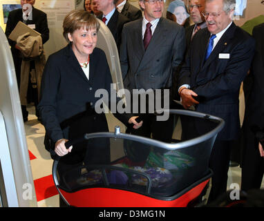 Bundeskanzlerin Angela Merkel testet einen Einkaufswagen Metro Group auf der führenden Messe für Datenverarbeitung und Kommunikationstechnik "CeBIT 2006" in Hannover, Deutschland, Donnerstag, 9. März 2006. Rund 6.300 Unternehmen aus 70 Ländern werden ihre Neuheiten von 09 März, 15. März 2006 präsentieren. Foto: Kay Nietfeld Stockfoto