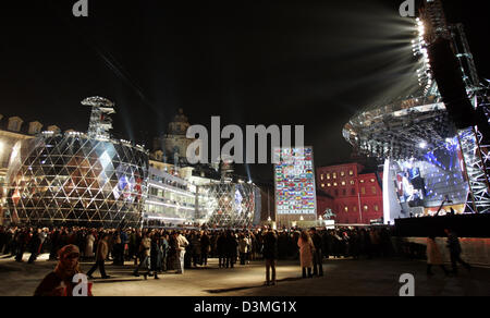 (Dpa-Datei) - die Medals Plaza leuchtet in der Nacht in der Innenstadt von Turin, Italien, 14. Februar 2006. Auf der Plaza Pizza Castello wurden die Medaillen der XX Olympischen Winterspiele in Turin. Foto: Frank Mai Stockfoto