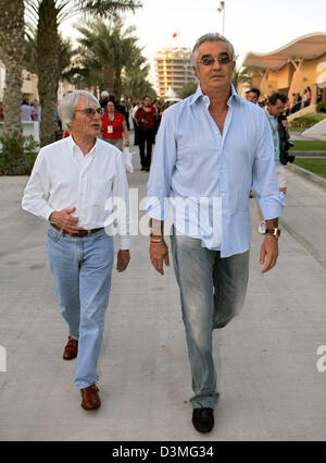 Renault F1 team Manager italienischen Flavio Briatore (R) und F1-Boss Bernie Ecclestone (L) Spaziergang im Fahrerlager an der Bahrain Formel1 Rennstrecke in der Nähe von Manama, Bahrain, Donnerstag, 9. März 2006. Das erste Rennen der F1-Weltmeisterschaft 2006, der Grand Prix von Bahrain, wird hier auf Sonntag, 12. März 2006 stattfinden. Foto: Carmen Jaspersen Stockfoto