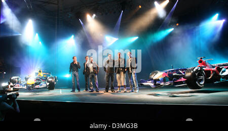 (L-R) Robert Doornbos von Monaco, David Coulthard von Schottland, Christian Klien Neel Jani der Schweiz, Österreich, Vitantonio Liuzzi Italiens und Scott Speed der Vereinigten Staaten während einer gemeinsamen Präsentation der Red Bull und Scuderia Toro Rosso Formel1 Teams in Manama, Bahrain, Donnerstag, 9. März 2006 erscheinen. Die Teams wurden auf einer Party organisiert von Red Bull vorgestellt. Die Tanne Stockfoto