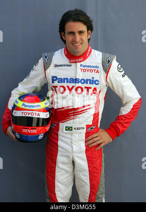 Brasilianischer Formel-1-Testfahrer Ricardo Zonta von Toyota stellt für Fotografen an der Bahrain Formel1 Rennstrecke in der Nähe von Manama, Bahrain, Donnerstag, 9. März 2006. Das erste Rennen der F1-Weltmeisterschaft 2006, der Grand Prix von Bahrain, wird hier auf Sonntag, 12. März 2006 stattfinden. Foto: Carmen Jaspersen Stockfoto