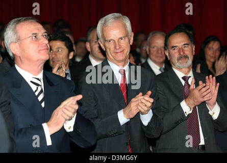 Martin Winterkorn (L), Vorsitzender des Automobilherstellers Audi AG, Helmut Panke (C), Vorsitzender des Automobilherstellers BMW und Bernd Pischetsrieder, Vorsitzender des Automobilherstellers Volkswagen (VW) klatscht in die Hände während der European Car Award-Show auf dem Automobilsalon in Genf, Schweiz, Mittwoch, 1. März 2006. Foto: Uli Deck Stockfoto