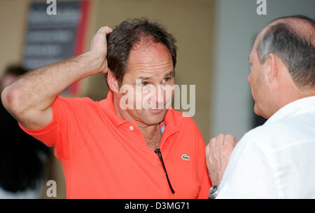 Gerhard Berger (L), österreichischer Miteigentümer des Scuderia Toro Rosso-F1-Teams, spricht mit Ron Dennis, der britischen Teamleiter des McLaren Mercedes F1-Teams in der Formel1 Rennstrecke in der Nähe von Manama, Bahrain, am Freitag, 10. März 2006. Das erste Rennen der F1-Weltmeisterschaft 2006, den Grand Prix von Bahrain wird hier am Sonntag, 12. März 2006 stattfinden. Foto: Carmen Jaspersen Stockfoto