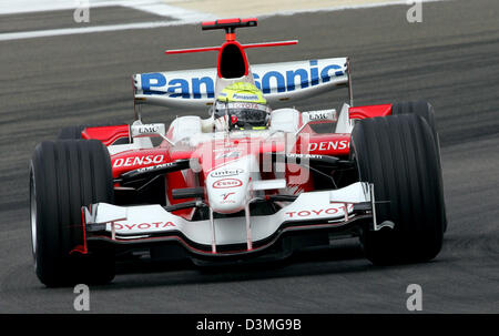 (Dpa) - deutsche Formel 1 Fahrer Ralf Schumacher von Panasonic Toyota Racing team in Aktion während der Qualifying-Session auf der Formel1 Rennstrecke in der Nähe von Manama, Bahrain, 11. März 2006. Schumacher fuhr 17. schnellste Zeit. Das erste Rennen der F1-Weltmeisterschaft 2006, den Grand Prix von Bahrain wird hier am 12. März 2006 stattfinden. Foto: Carmen Jaspersen Stockfoto