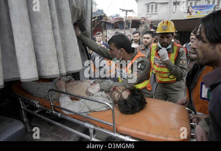 Opfer der Handy-Markt im Hashtnagri Bereich Bombenexplosion in Lady Lesung Krankenhaus für die Behandlung am Standort in Peshawar auf Donnerstag, 21. Februar 2013 verschoben. Mindestens eine Person wurde getötet und 18 weitere wurden verletzt, wenn eine Explosion durch einen belebten Handy-Markt in Peshawar gerissen. Mehrere Geschäfte wurden auch bei der Explosion zerstört, die innerhalb des Marktes gepflanzt wurde. Stockfoto